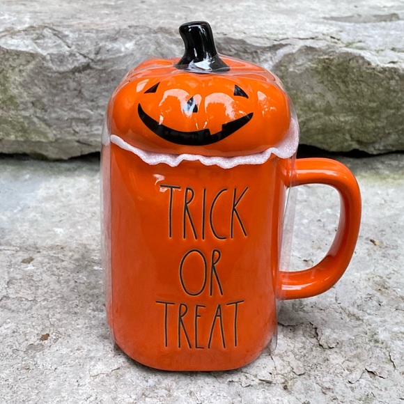 Rae Dunn TRICK OR TREAT Mug with Pumpkin Topper - Picture 5 of 5